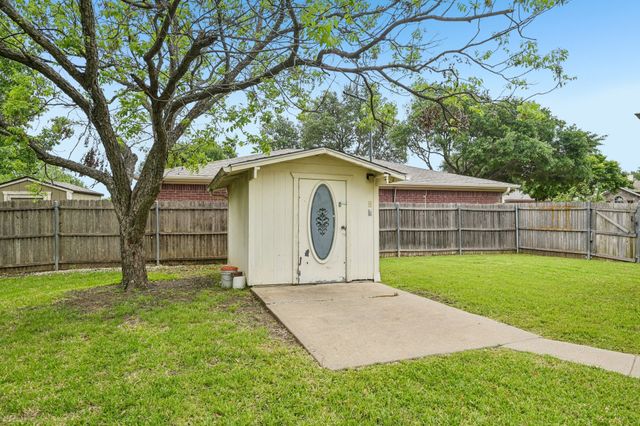 10404 Maria Drive, Fort Worth, TX 76108