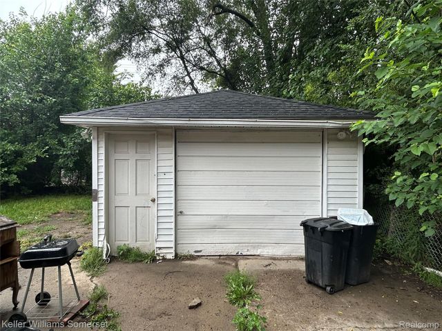 18573 Elkhart Street, Harper Woods, MI 48225