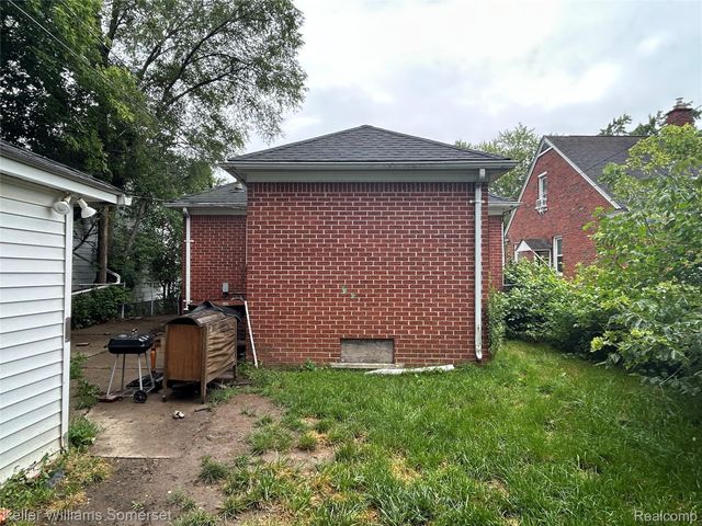 18573 Elkhart Street, Harper Woods, MI 48225