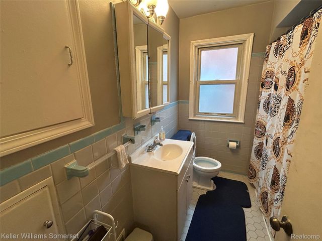 18573 Elkhart Street, Harper Woods, MI 48225