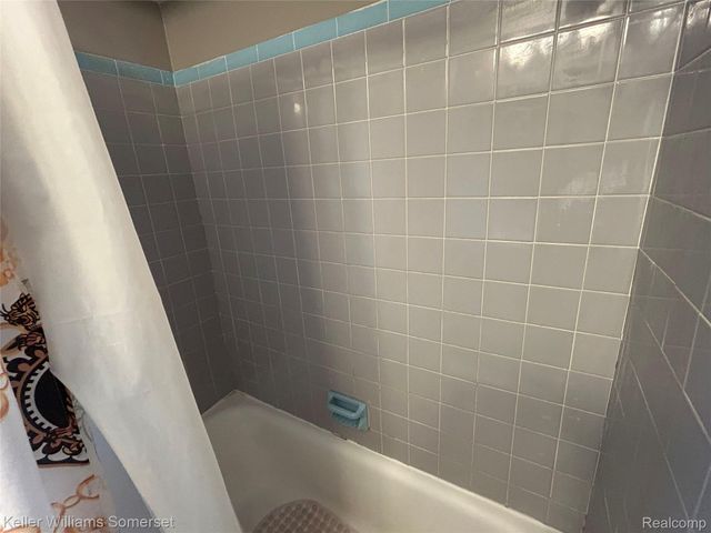 18573 Elkhart Street, Harper Woods, MI 48225