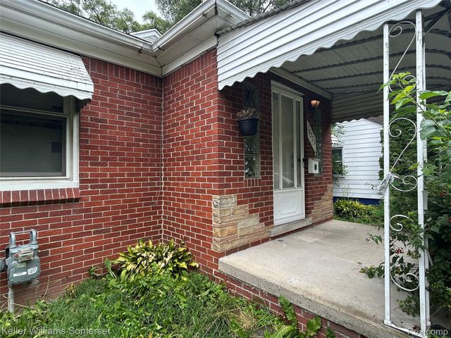 18573 Elkhart Street, Harper Woods, MI 48225