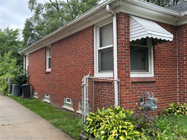 18573 Elkhart Street, Harper Woods, MI 48225