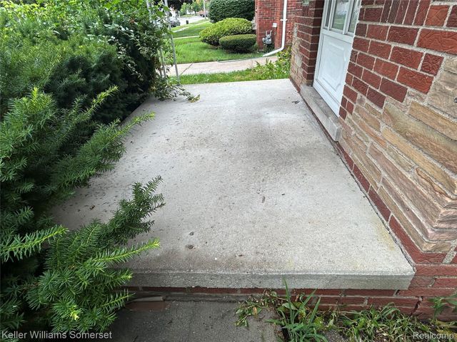 18573 Elkhart Street, Harper Woods, MI 48225