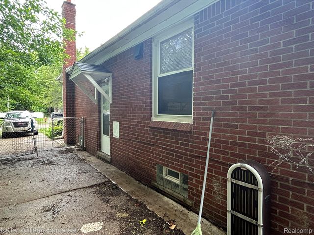 18573 Elkhart Street, Harper Woods, MI 48225