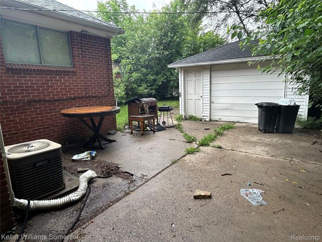 18573 Elkhart Street, Harper Woods, MI 48225
