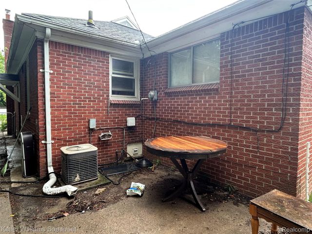 18573 Elkhart Street, Harper Woods, MI 48225