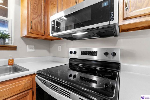 832 Edgebrook Drive, Vine Grove, KY 40175