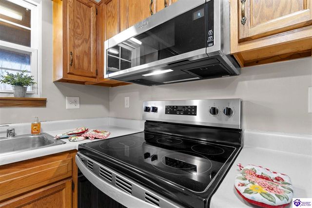 832 Edgebrook Drive, Vine Grove, KY 40175