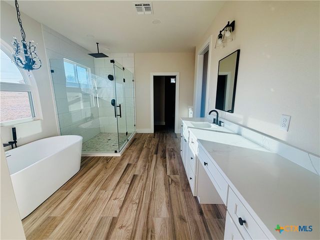197 Lakeview Circle, La Vernia, TX 78121