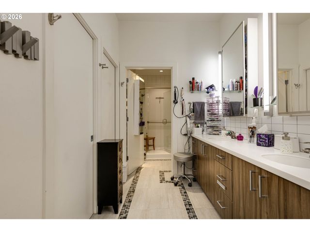 1455 N KILLINGSWORTH St 216, Portland, OR 97217