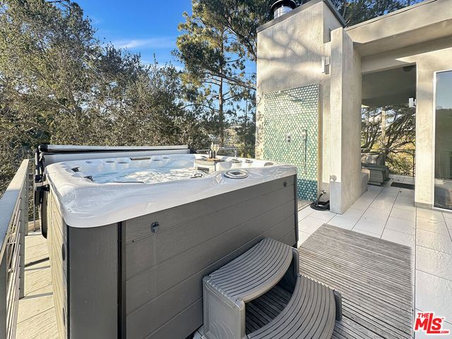 8265 Mannix Drive, Los Angeles, CA 90046