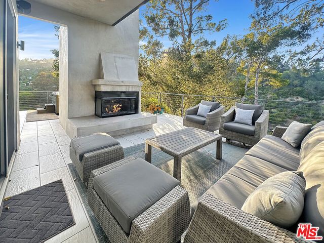 8265 Mannix Drive, Los Angeles, CA 90046