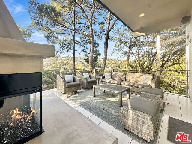 8265 Mannix Drive, Los Angeles, CA 90046