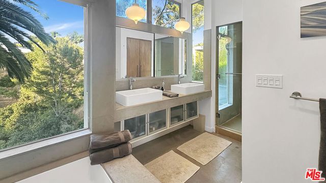 8265 Mannix Drive, Los Angeles, CA 90046