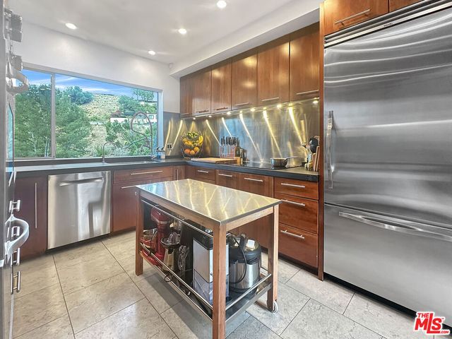 8265 Mannix Drive, Los Angeles, CA 90046