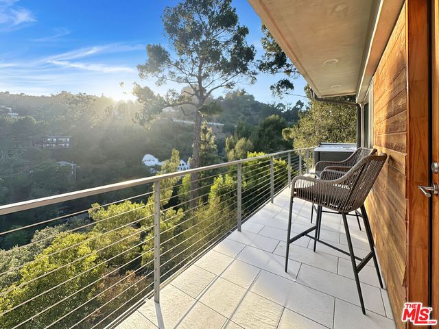 8265 Mannix Drive, Los Angeles, CA 90046