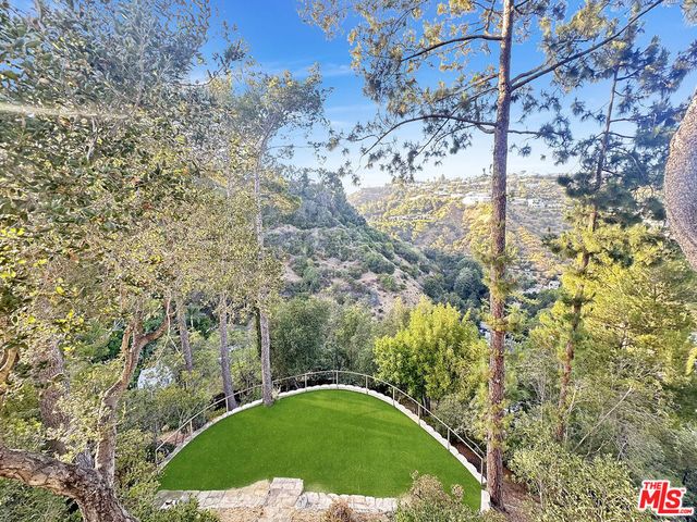 8265 Mannix Drive, Los Angeles, CA 90046