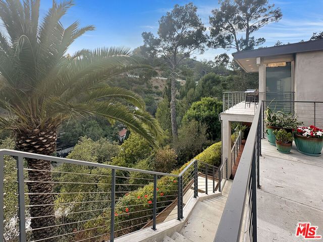 8265 Mannix Drive, Los Angeles, CA 90046