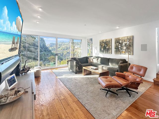 8265 Mannix Drive, Los Angeles, CA 90046