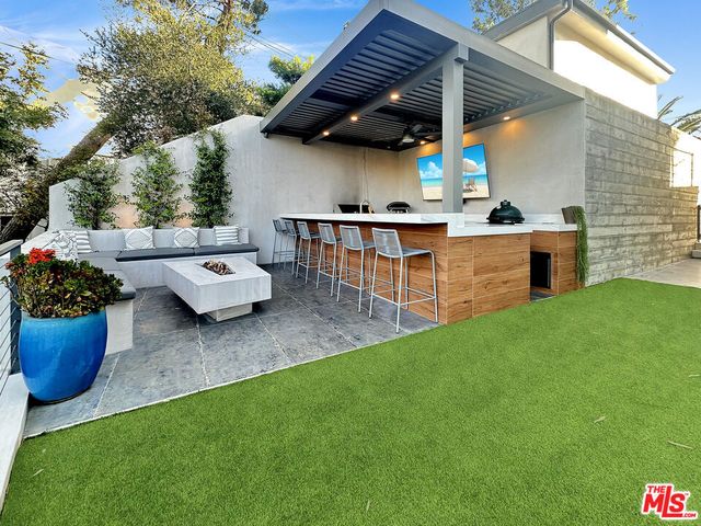 8265 Mannix Drive, Los Angeles, CA 90046
