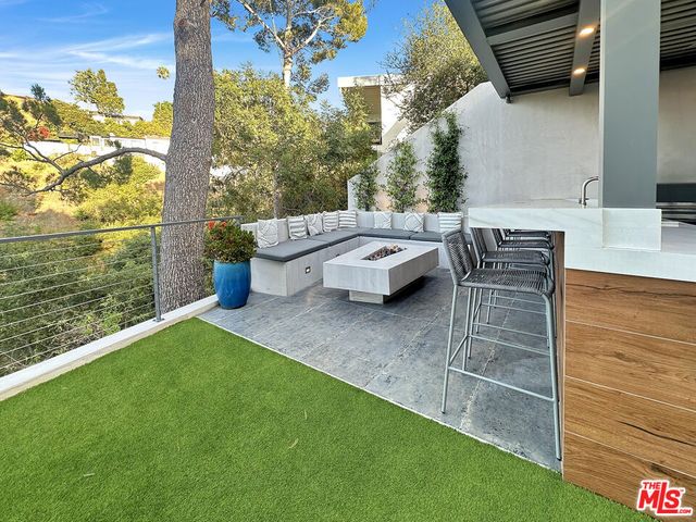 8265 Mannix Drive, Los Angeles, CA 90046