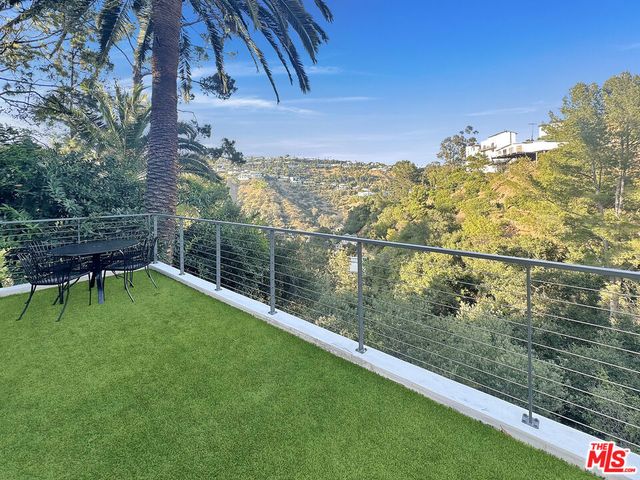 8265 Mannix Drive, Los Angeles, CA 90046