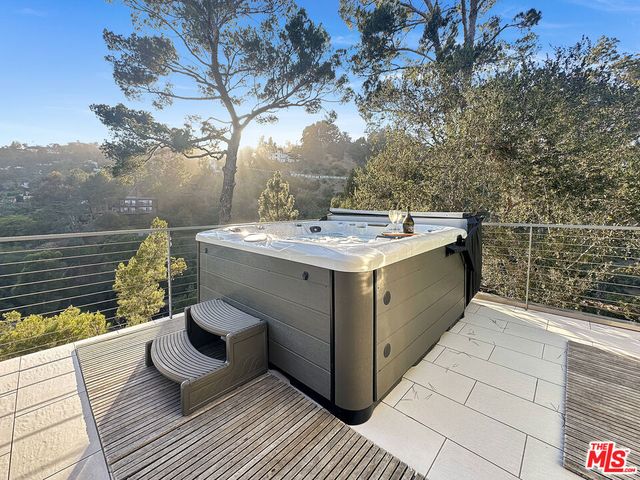 8265 Mannix Drive, Los Angeles, CA 90046