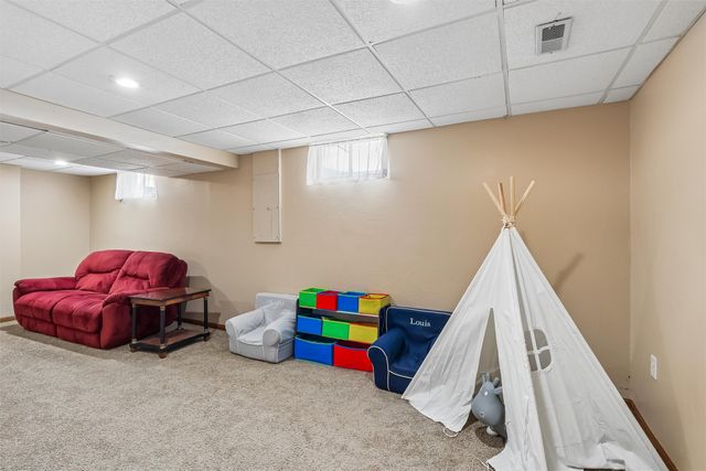 6131 Pommel Place, West Des Moines, IA 50266