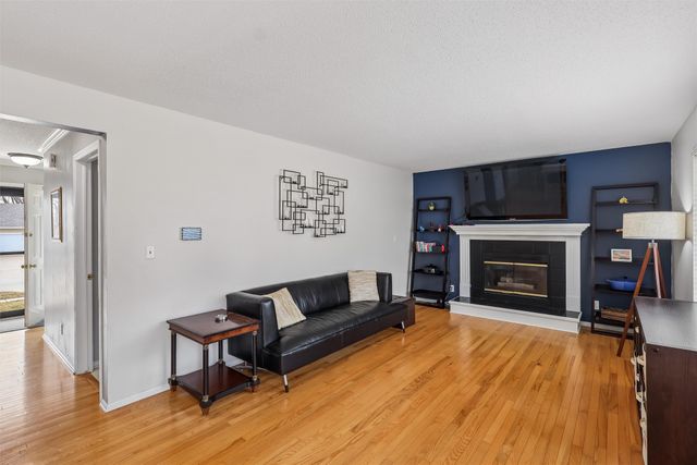 6131 Pommel Place, West Des Moines, IA 50266