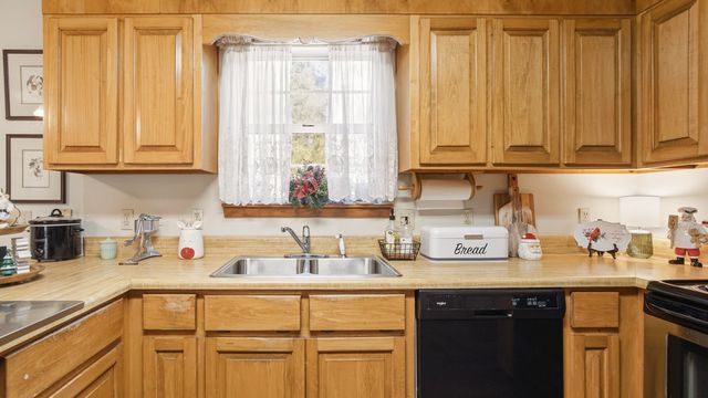 2186 W Us Highway 90, Defuniak Springs, FL 32433