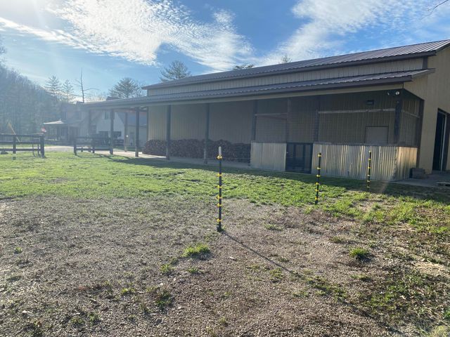 11598 Red Lick Road, Irvine, KY 40336