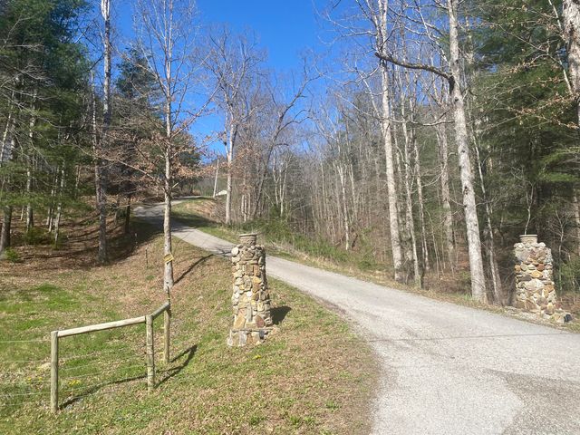 11598 Red Lick Road, Irvine, KY 40336