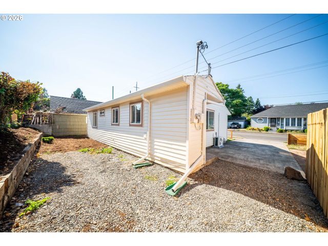 8016 Ne FREMONT St, Portland, OR 97213