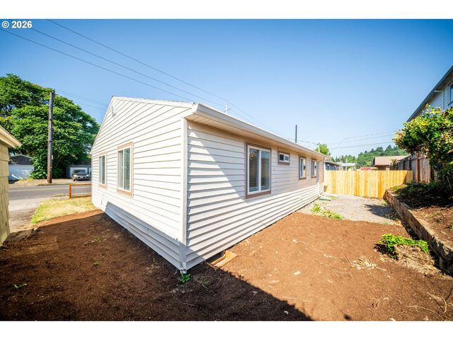 8016 Ne FREMONT St, Portland, OR 97213