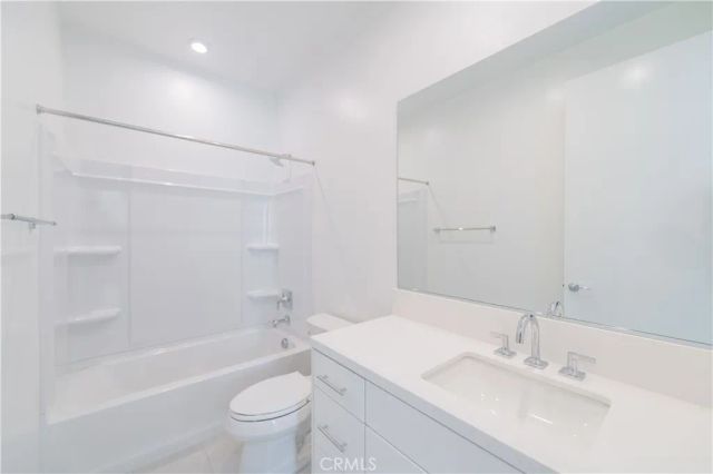 589 S Lyon St, Santa Ana, CA 92705