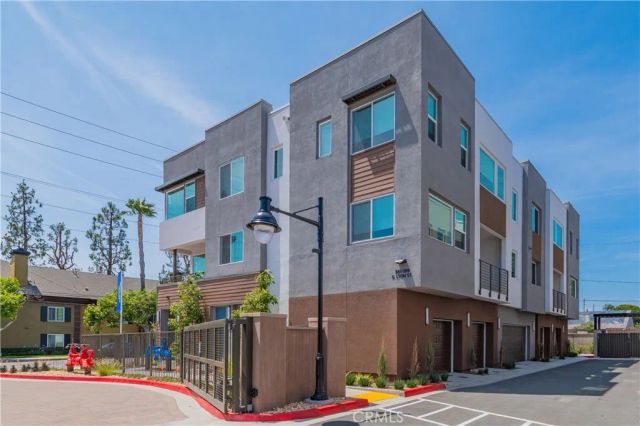 589 S Lyon St, Santa Ana, CA 92705