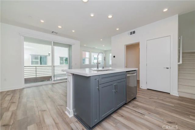 589 S Lyon St, Santa Ana, CA 92705
