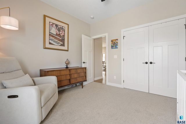 5301 S Hosta Ave Avenue, Sioux Falls, SD 57108