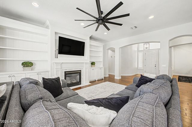 2975 E COMSTOCK Drive, Gilbert, AZ 85296