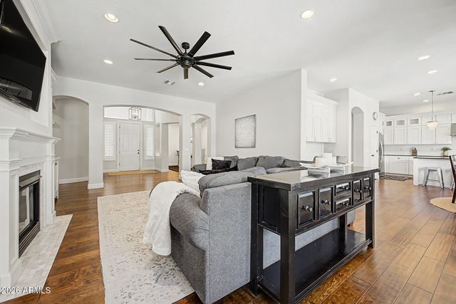 2975 E COMSTOCK Drive, Gilbert, AZ 85296