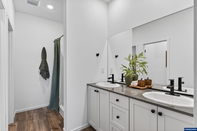 1065 Clemson St, Woodburn, OR 97071