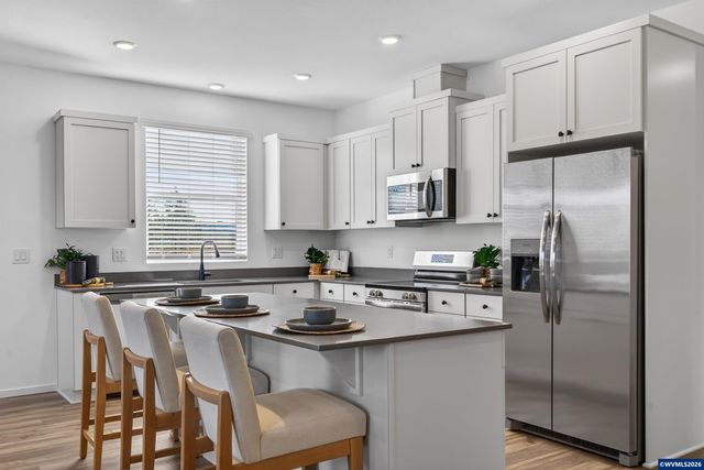 1065 Clemson St, Woodburn, OR 97071