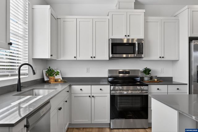 1065 Clemson St, Woodburn, OR 97071