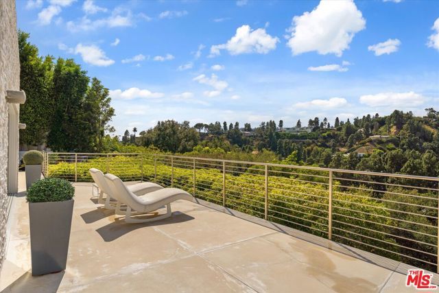 9422 Readcrest Drive, Beverly Hills, CA 90210