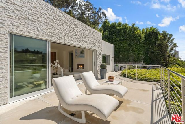9422 Readcrest Drive, Beverly Hills, CA 90210