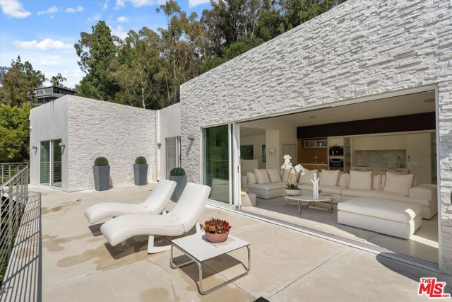 9422 Readcrest Drive, Beverly Hills, CA 90210
