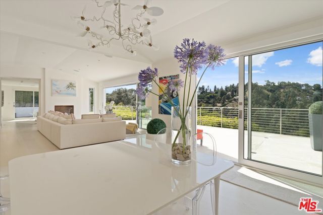 9422 Readcrest Drive, Beverly Hills, CA 90210