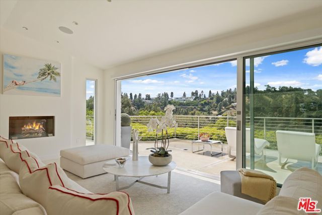 9422 Readcrest Drive, Beverly Hills, CA 90210