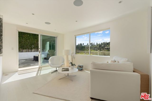 9422 Readcrest Drive, Beverly Hills, CA 90210